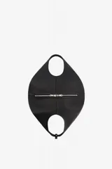 Cartera de cuero granulado negro con silueta rectangular y asa integrada que forma una línea continua con el cuerpo.