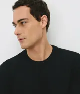 Remera de manga corta Marfinno para hombre, de color blanco y con cuello redondo. Confeccionada en tejido texturizado de mezcla de algodón y poliéster.