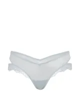 Braguita tipo tanga de talle bajo color celeste, confeccionada en microfibra suave con diseño de escote en V, recortes en los laterales y detalles de encaje elástico.