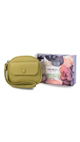 Monedero compacto de símil cuero con textura granulada, cuenta con un compartimento principal con cierre, correa de mano y un bolsillo frontal con solapa y botón a presión.