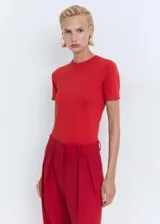 Jersey de punto fino color rojo, de manga corta, diseño entallado y cuello redondo.