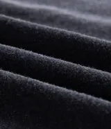 Musculosa de algodón color negro con efecto marmolado, cuello redondo y estampa frontal pequeña en el pecho con diseño de atardecer y texto Good Wave Surf Club.