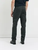 Pantalón de algodón sarga con elastano, diseño de cinco bolsillos, cierre frontal con botones de metal en tono plata viejo y bolsillos traseros de parche.