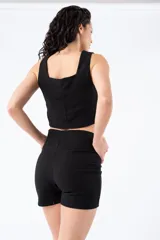 Top negro de algodón con escote cuadrado y breteles anchos.