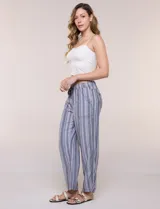Pantalón de lino blanco, marca Dash, con pretina ancha elastizada, lazo de ajuste y bolsillos inclinados en el frente.