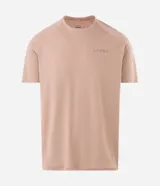 Remera deportiva de hombre con tecnología dry, confeccionada en tejido técnico con textura. Presenta cuello redondo, manga corta y estampa en gel en la espalda con la leyenda Court & Leisure Club 1983.