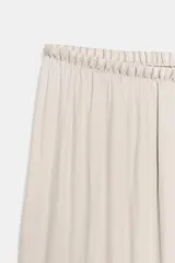 Pantalón de tiro medio, color negro, confeccionado en tejido satinado con diseño de pierna ancha y cintura elástica ajustable con cordón.