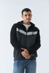 Campera negra y gris con capucha, cierre frontal y bolsillos tipo canguro.