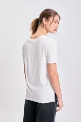 Remera de manga corta color crudo con escote en V.