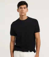 Remera color arena de corte regular, cuello redondo y manga corta. Tejido con textura vertical.