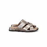 Sandalias planas de cuero 100% legítimo con textura grabada metalizada en tono oro bruma, diseño de tiras cruzadas y plantilla anatómica.