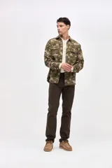 Sobrecamisa de algodón con estampado camuflado, cuello solapa, cierre frontal con botones y bolsillos en el pecho con tapa.