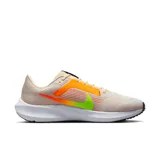 Championes de running Nike Air Zoom Pegasus 40, color beige con detalles en verde neón y naranja.