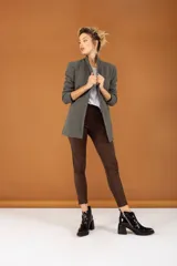 Botines negros de cuero con estampado de cocodrilo, cierre lateral con cremallera y tacón ancho.