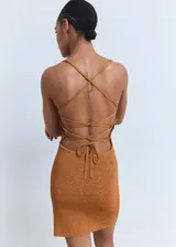 Vestido corto de punto con lúrex en color tostado, de corte entallado, escote recto y tirantes finos.