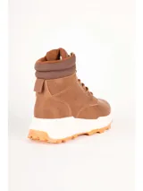 Bota de caña alta estilo trekking color verde militar, con suela blanca gruesa y base de goma marrón.