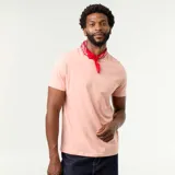 Camiseta de manga corta y cuello redondo, de corte recto y color rosado.