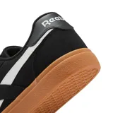 Championes Reebok Court Advance Vulc de estilo urbano, color negro con detalles en blanco y suela de goma color caramelo.