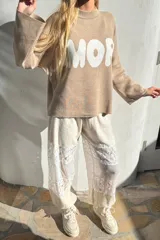 Sweater de tejido de punto color azul marino, con cuello alto y manga larga. Presenta la palabra "AMORE" estampada en el frente en letras grandes de color blanco.