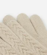 Guantes color beige confeccionados en tejido de punto con textura y puño acanalado.