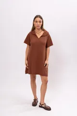 Vestido corto marrón de punto calado con cuello polo y mangas cortas.