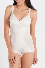 Body modelador blanco con soutien reductor sin aro, confeccionado en tela de faja de alta contención. Reforzado en zona abdominal con bandas interiores frontales, breteles anchos regulables y cavado cerrado. Confeccionado con tela que contiene fibra LYCRA®.