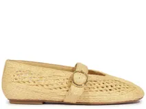 Balerina de ratán color beige, con punta redondeada, tira sobre el empeine y hebilla dorada.