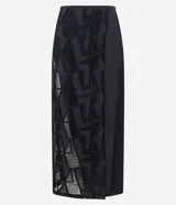 Salida de playa tipo pollera midi con superposición de laise con formas geométricas abstractas, confeccionada en algodón BCI.