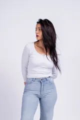 Remera azul de punto canalé, con escote cuadrado y mangas largas.