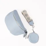 Riñonera celeste de cuero sintético con cierre plateado, correa de tela estampada y monedero redondo con cierre.