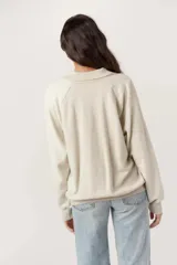Pullover de tejido liso con mangas de fleece suave, cuello camisero con escote en V y abertura, puños y bajo acanalados.