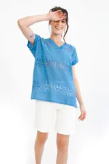 Short largo de lino color blanco, con spandex y pretina elastizada en la parte trasera.