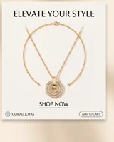 Collar de acero dorado con dije circular decorado con circonias en pavé, diseñado para llevar con la espalda descubierta.