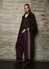 Pantalón de jogging bordó de corte recto y holgado, con bandas laterales en contraste color blanco y bordó. Cuenta con bolsillos laterales y cintura elástica.
