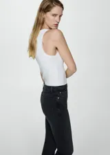 Jeans estilo crop y corte slim de tiro medio, color negro, con diseño de cinco bolsillos, trabillas para cinturón y cierre frontal con cremallera y botón metálico.