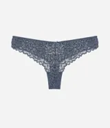 Bombacha de lencería color azul grisáceo, modelo bikini hilo, confeccionada en encaje floral con detalles de costura en forma de 'V' en el frente.