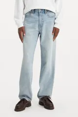 Jeans Levi's 568 Loose Straight color azul claro, de corte recto y holgado.