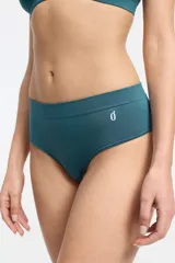 Bombacha tipo culotteless de microfibra sin costuras, con tiro bajo y cintura elástica. Presenta un diseño minimalista con un pequeño logo estampado en el frente.
