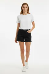 Short de jean negro de tiro alto, con diseño de cinco bolsillos, detalles de roturas y ruedo deshilachado.