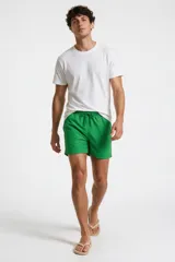 Short de baño verde con cintura elástica y cordón ajustable.