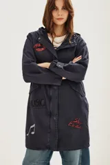 Campera tipo parka de canvas color azul marino, con capucha, cierre frontal y bolsillos laterales. Presenta un bordado en hilo rojo en la parte inferior frontal con la frase 'She's Electric'.