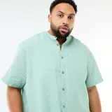 Camisa de lino mezclado de manga corta en color verde menta, con cuello mao y cierre frontal de botones.