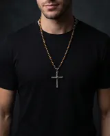 Collar de diseño artesanal compuesto por una cadena de cuentas alternadas de ónix y ojo de tigre, con un dije central de cruz de acero con diseño trenzado.