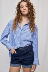 Short de denim color negro con dobladillo fijo, bolsillos delanteros y traseros, de corte clásico.