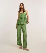 Pantalón wide leg verde con estampado de hojas, de cintura alta con elástico y bordado de follaje.