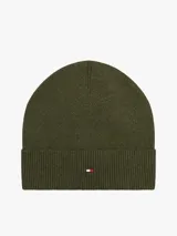 Gorro tipo beanie de punto canalé color verde oliva, con vuelta y logo de la marca bordado en la parte frontal.