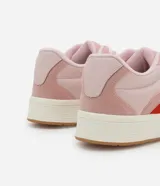 Championes casuales de caña corta marca Satinato, color rosado con detalles en rojo. Confeccionados en material sintético con recortes sobrepuestos, punta redonda con perforaciones frontales y suela tipo caja blanca con base de goma.