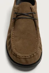 Zapato casual de cordones para hombre, confeccionado en piel con acabado serraje de color marrón. Presenta detalle de bordón en el empeine, forro y plantilla de piel, horma redonda y suela a contraste.