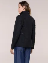 Campera negra capitoneada con diseño acolchado de rombos, cuello alto, cierre frontal y bolsillos laterales con cierre.