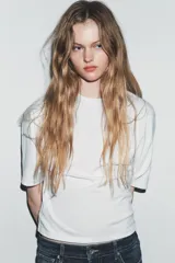 Camiseta blanca de algodón compacto, corte slim fit, con cuello redondo y manga corta abullonada.